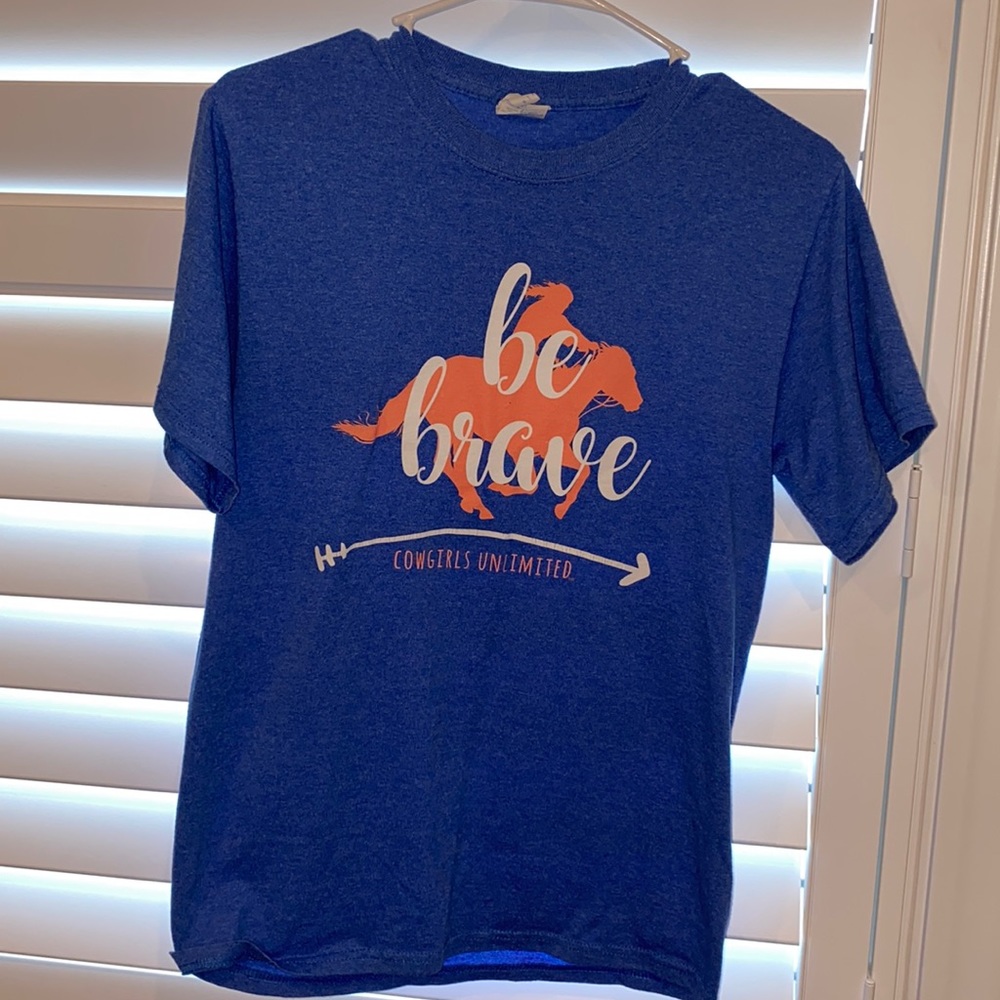 PORT & COMPANY “BE BRAVE” COWGIRLS UNLIMITED SMALL TEE